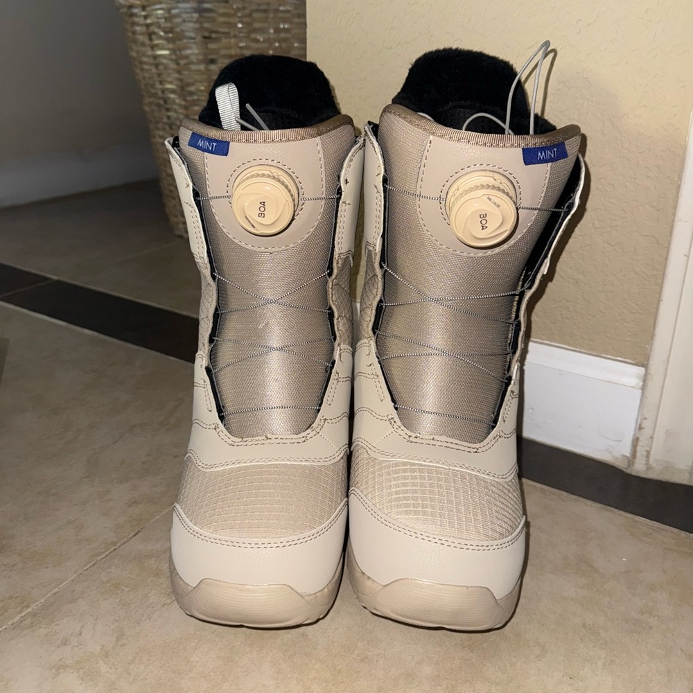 Women's Burton Mint BOA® Snowboard Boots (7.5)